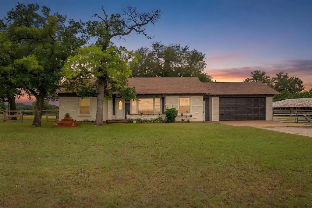 300 S Caddo Street, Lipan