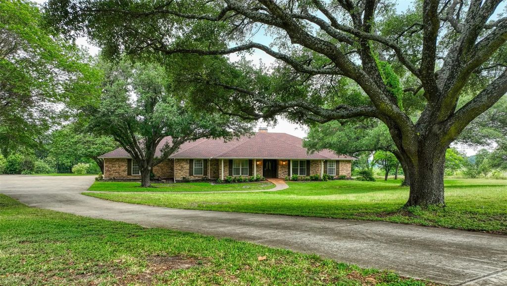 1113 Mockingbird Circle, Ennis