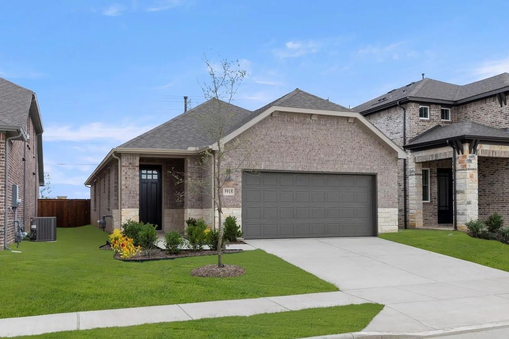 5915 Laurel Lake Lane, Pilot Point