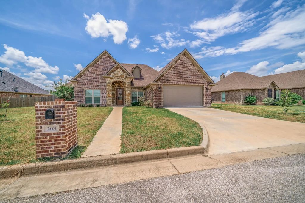 203 New Braunfels, Hallsville