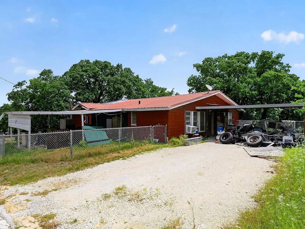 810 W Plummer Street, Eastland