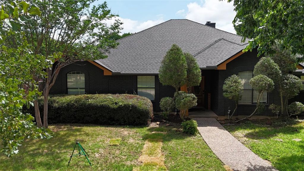 104 Creek Side Court, Kennedale