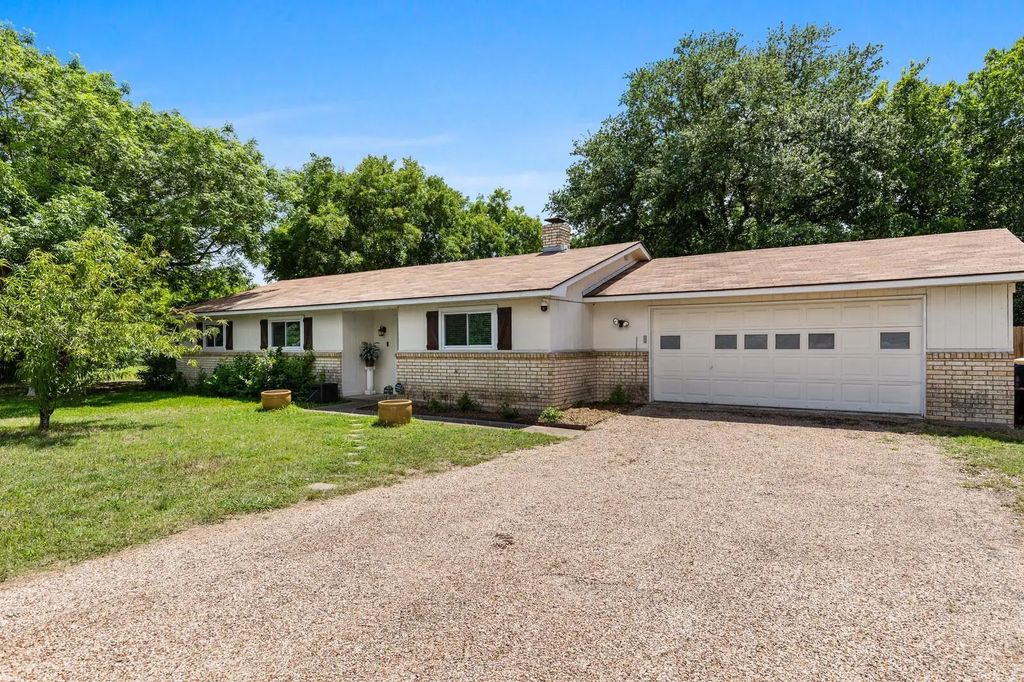 406 Cindy Lane, Lorena