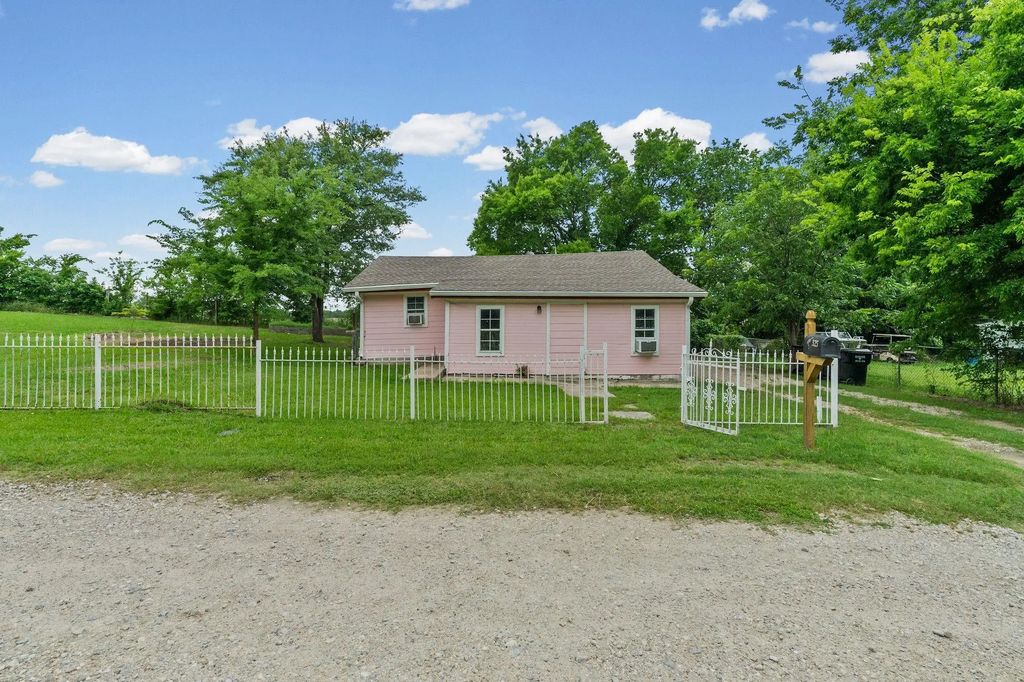 325 West Lane, Quinlan