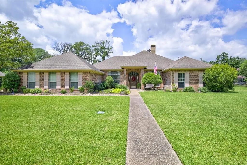 111 Trailwood Road, Enchanted Oaks