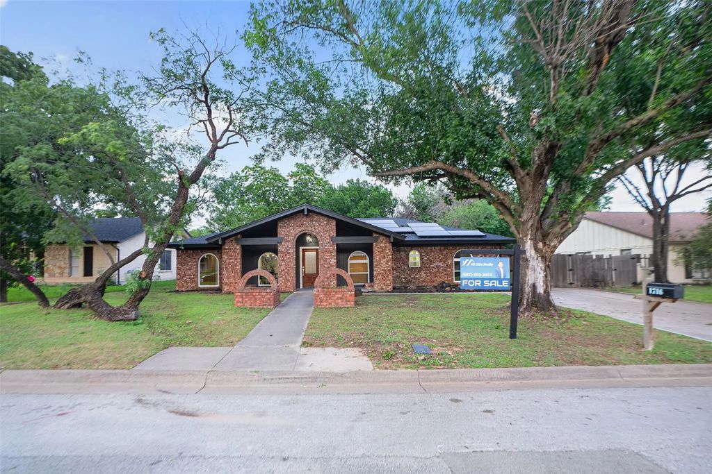 1716 Cynthia Lane, Hurst