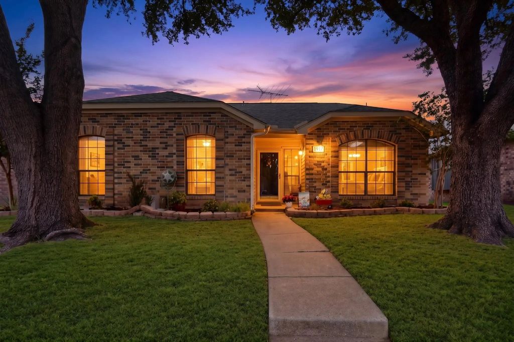 1917 Village Creek Drive, Garland