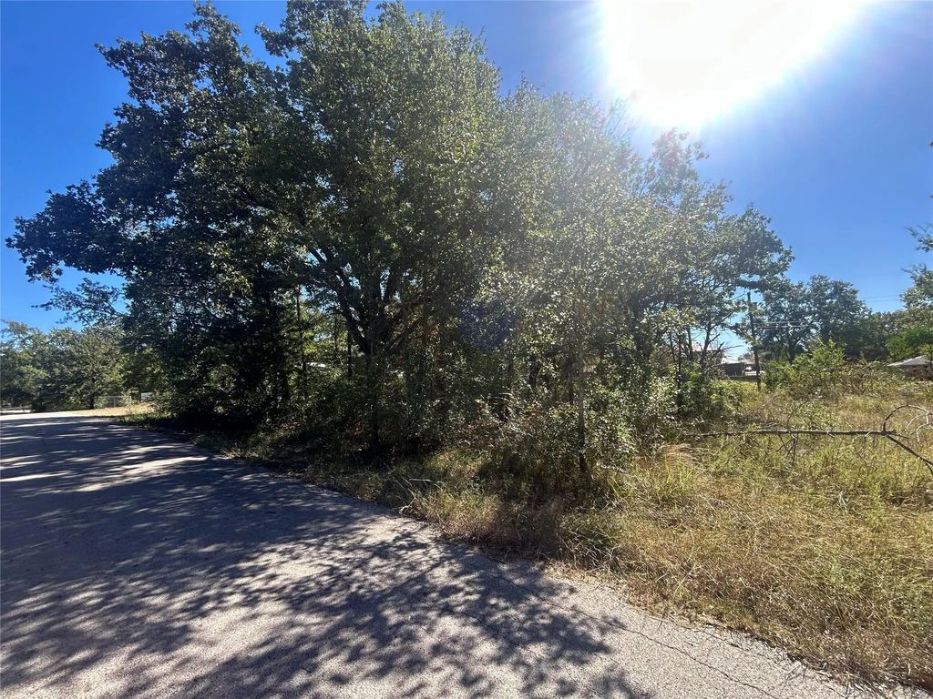 Bluebonnet Drive, Gun Barrel City