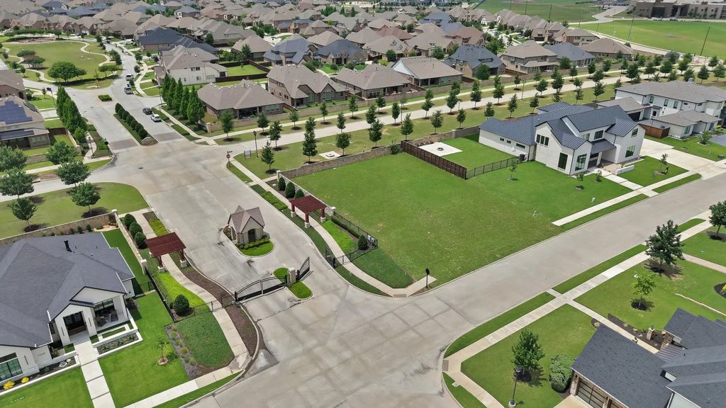 1108 Knoll Crest Drive, Mansfield