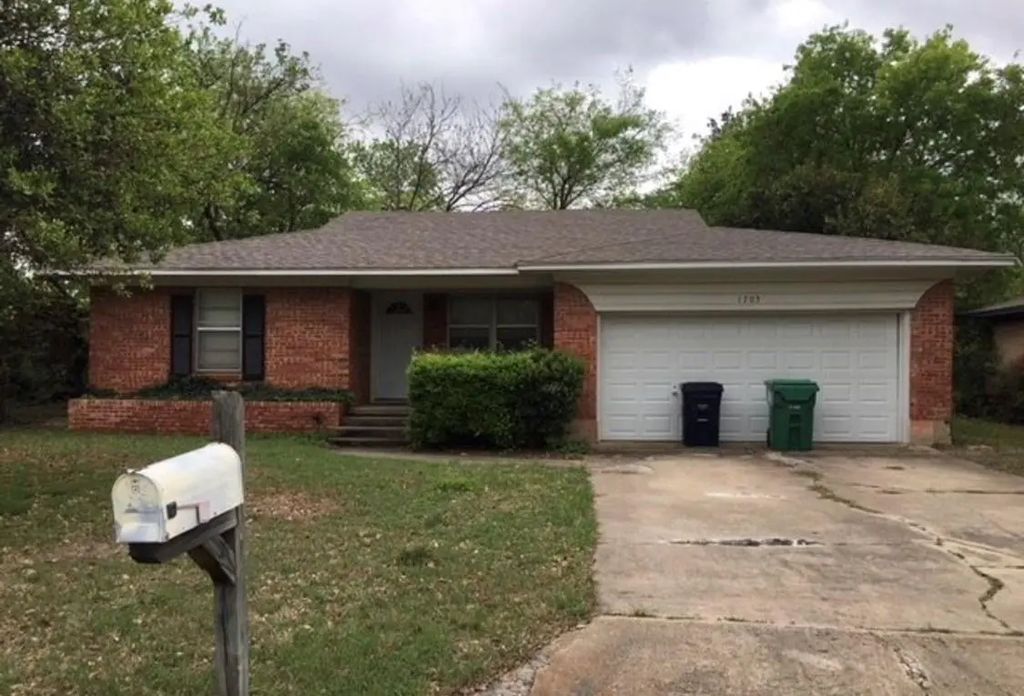 1705 Crescent Street, Denton