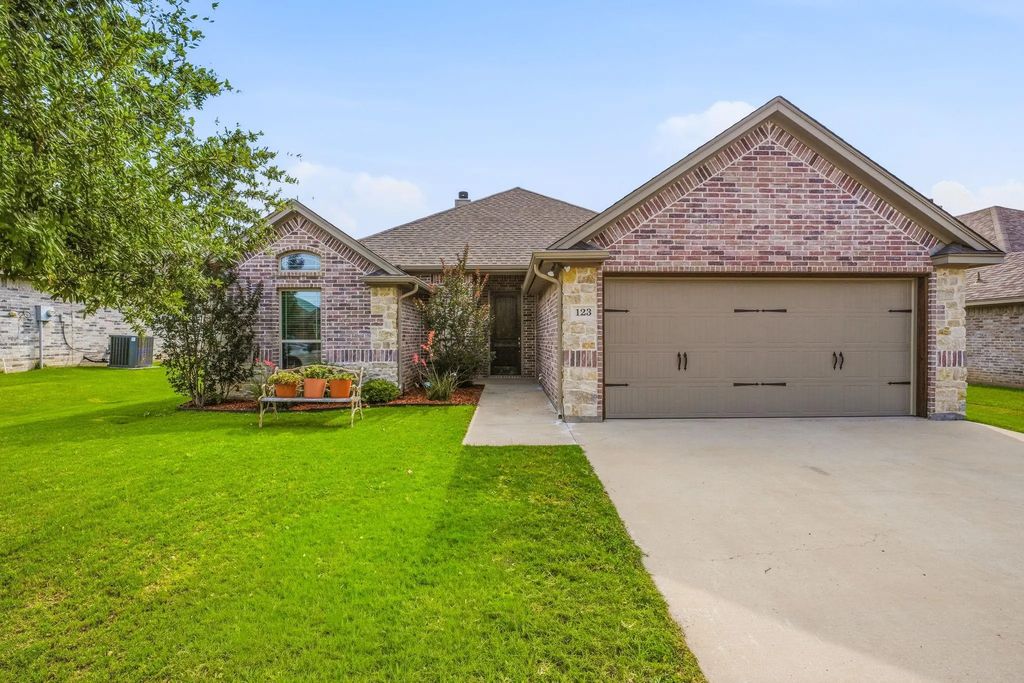123 Donna Circle, Granbury