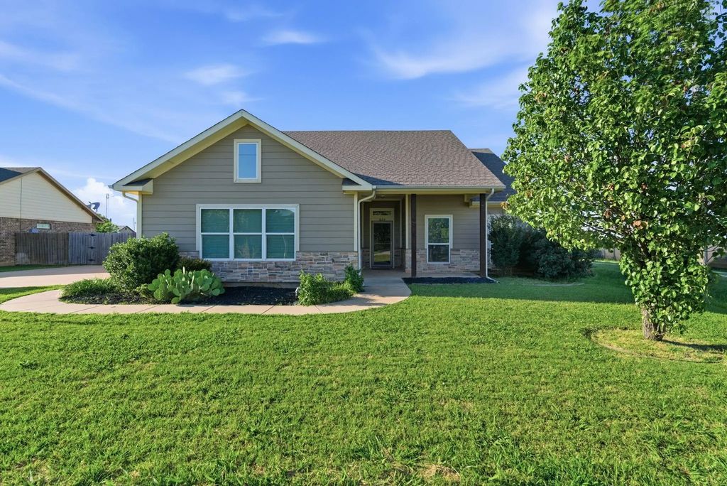 824 E Northside Drive, Pilot Point