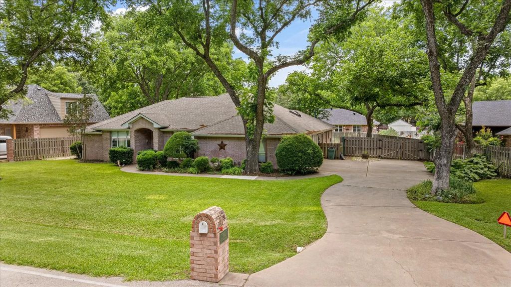 8912 Green Leaves Drive, Granbury