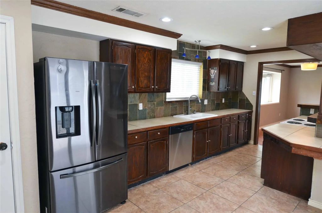 2406 Redbrook Court, Arlington