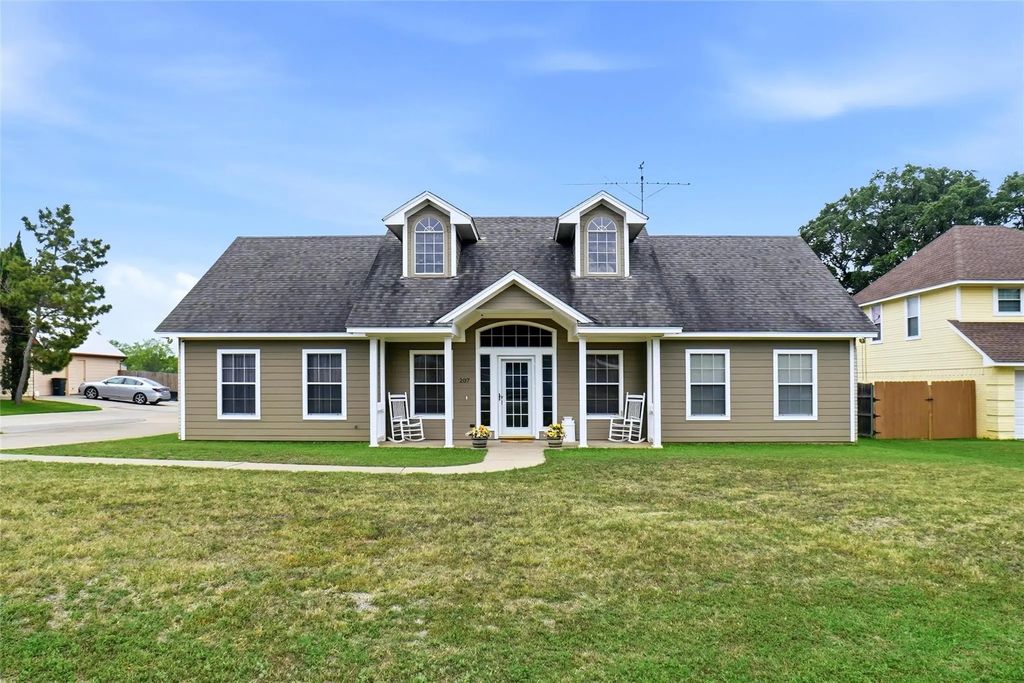 207 Bonita Drive, Granbury