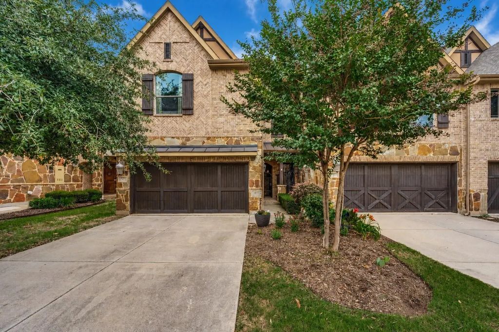 921 Brook Forest Lane, Euless