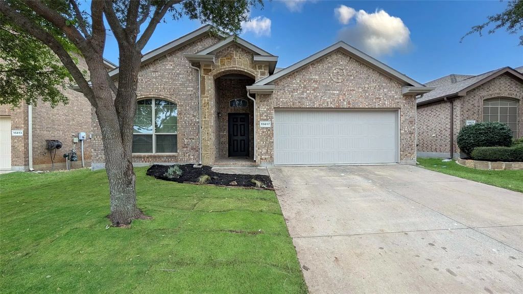 15817 Carlton Oaks Drive, Fort Worth