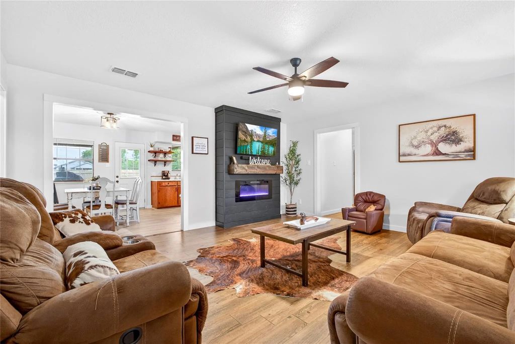 703 S College Street, Celeste