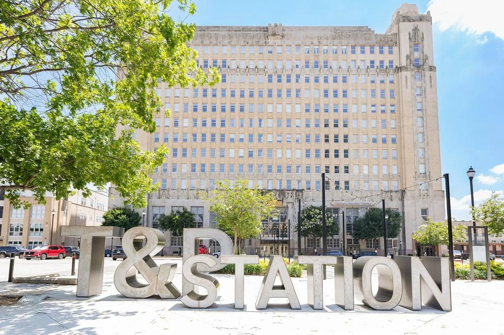221 W Lancaster Avenue 11009, Fort Worth