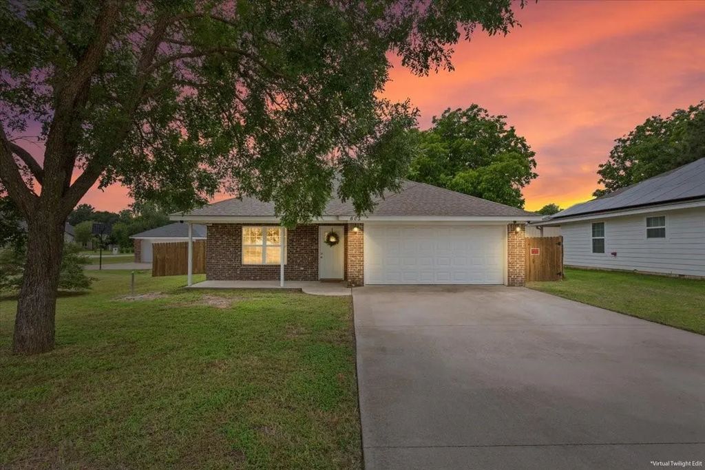 605 Powers Street, Lacy Lakeview