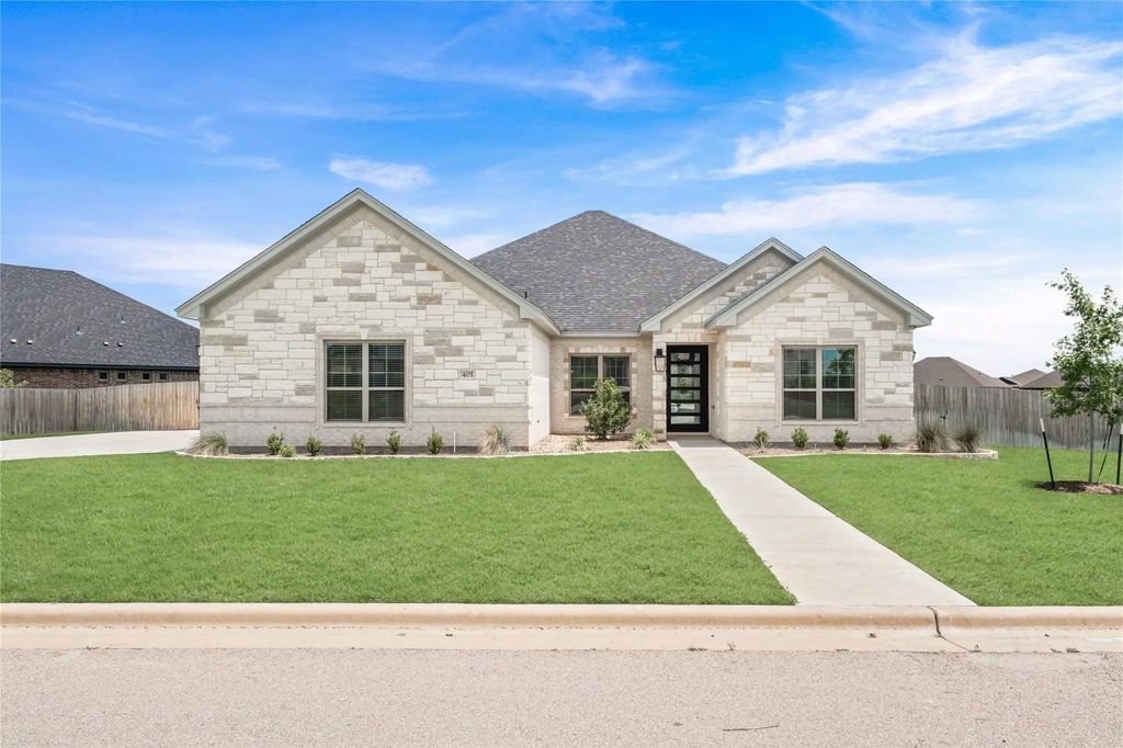 405 Willow Drive, Troy