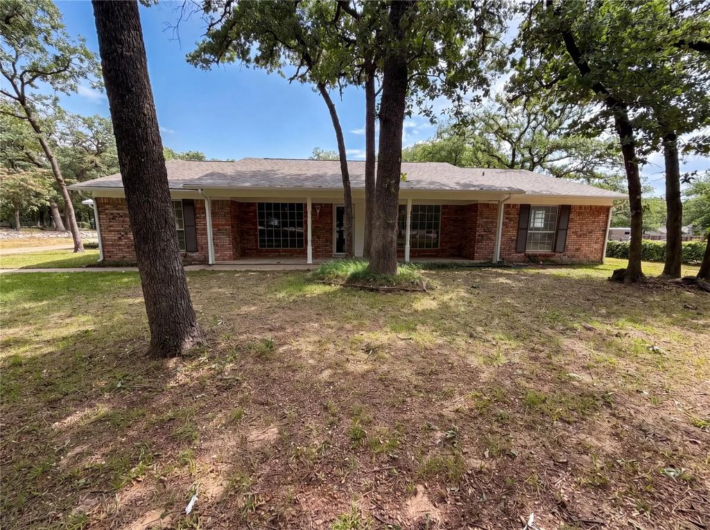 1014 Yvonne Drive, Joshua