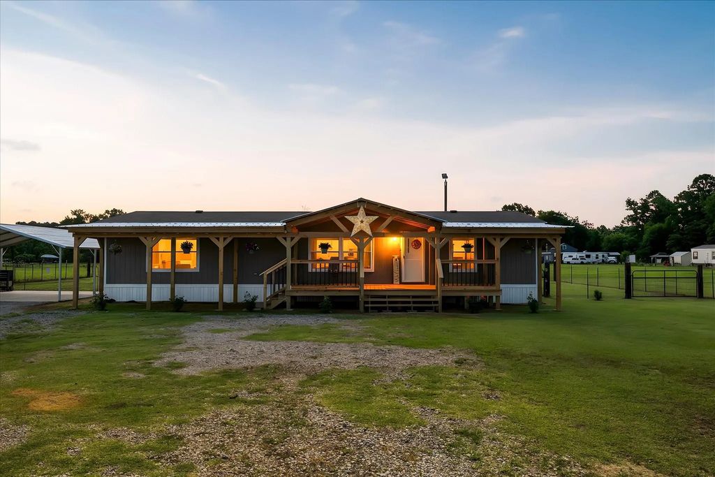 753 County Road 2930, Alba