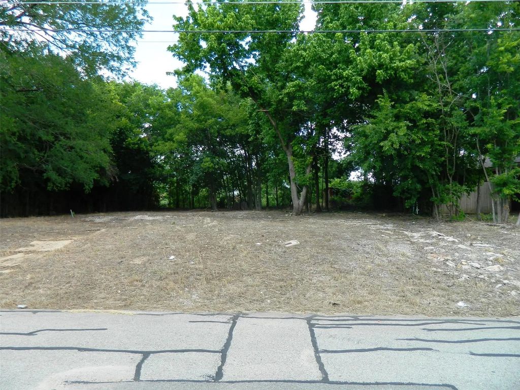809 E 5th Street, Bonham