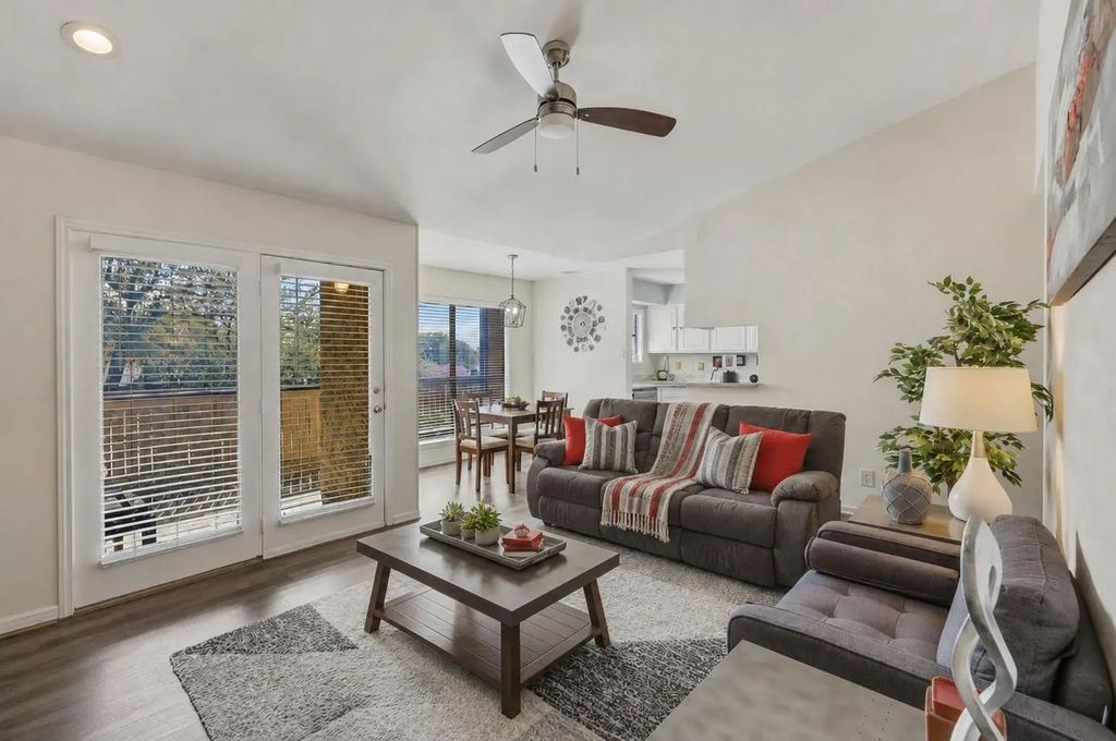 1900 Cloisters Drive 322, Arlington