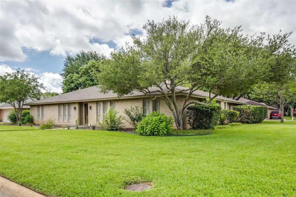 2414 Lakeview Circle, Arlington