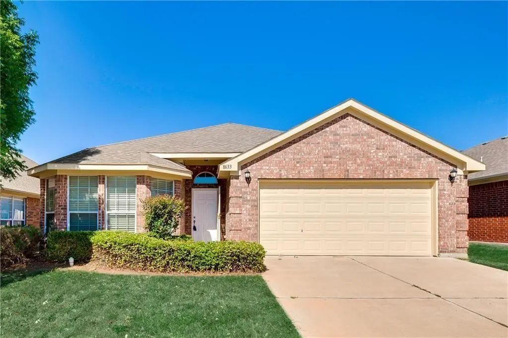 8633 Corral Circle, Fort Worth