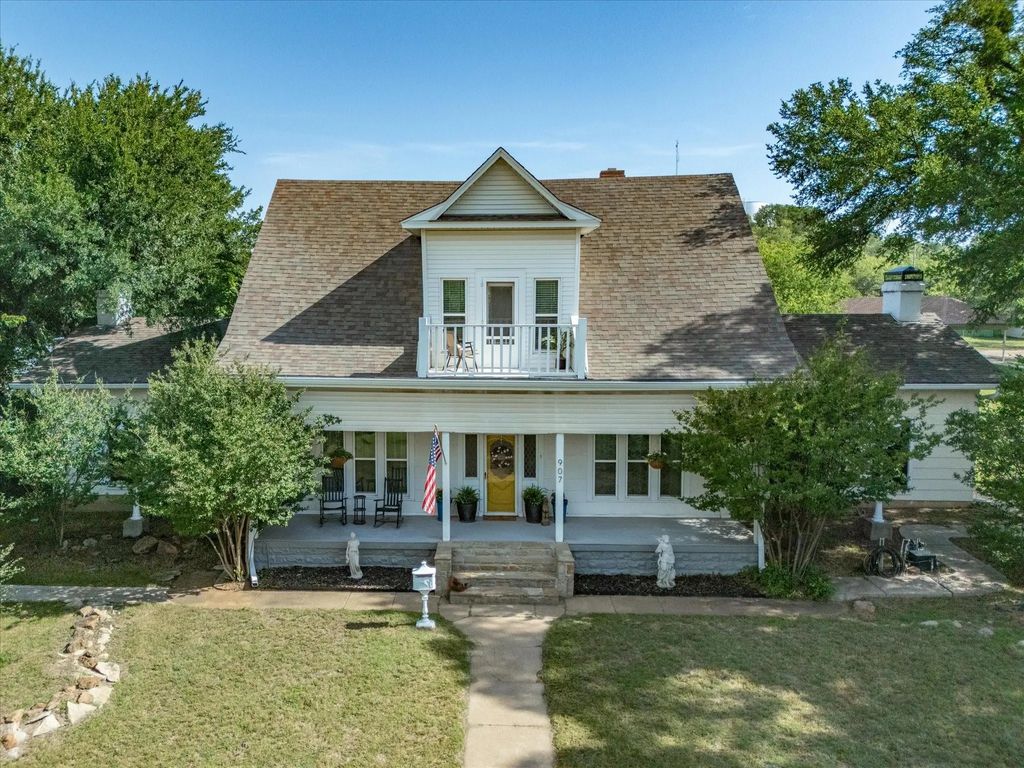 907 4th St, Graham