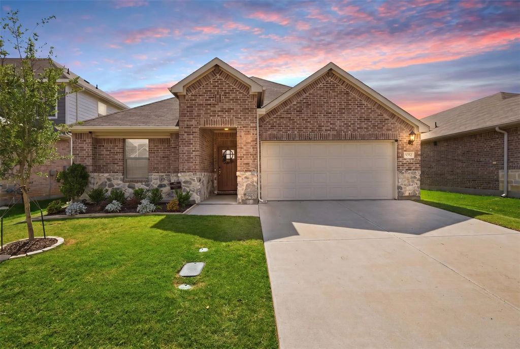 9352 Lone Maverick Drive, Fort Worth
