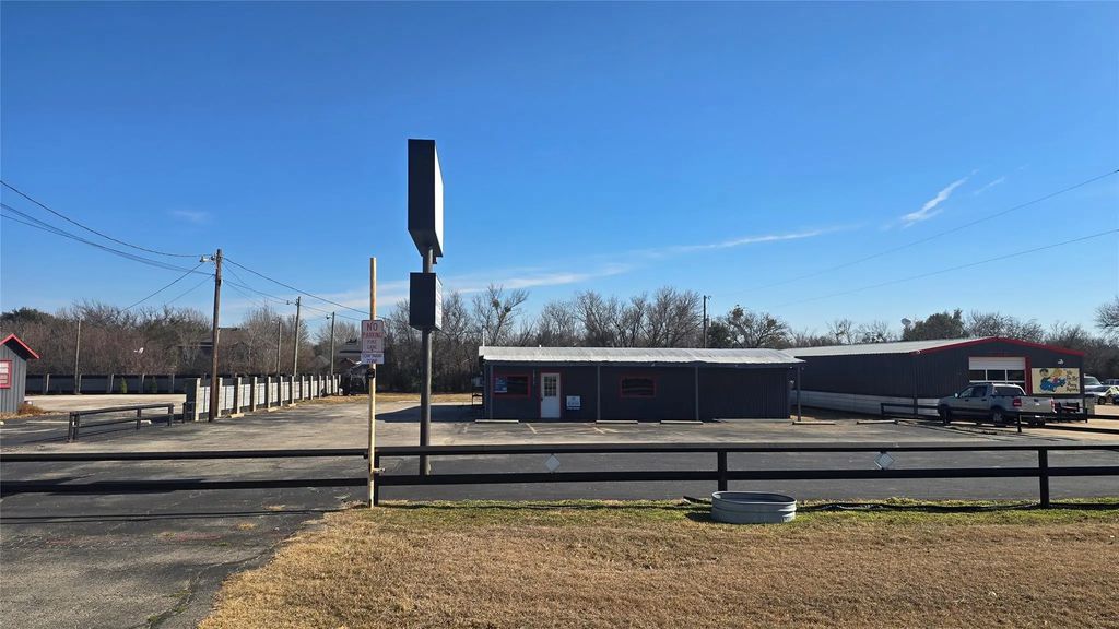 2817 Wilshire Boulevard, Burleson