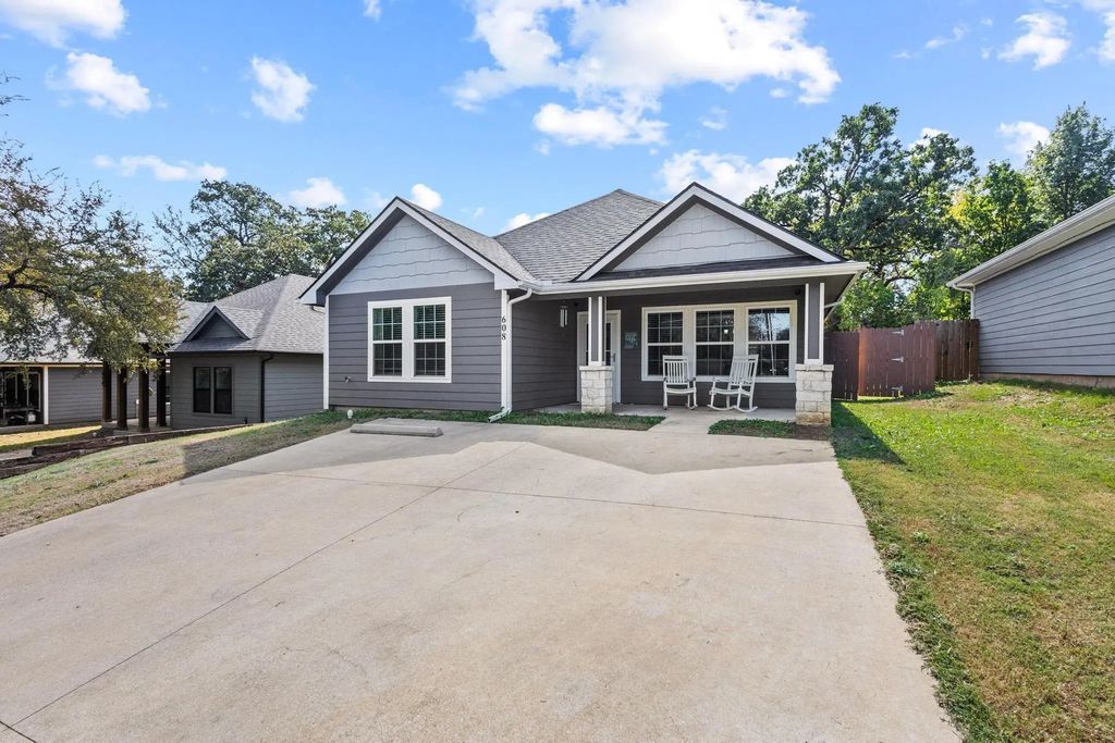 608 E Shepherd Street, Denison