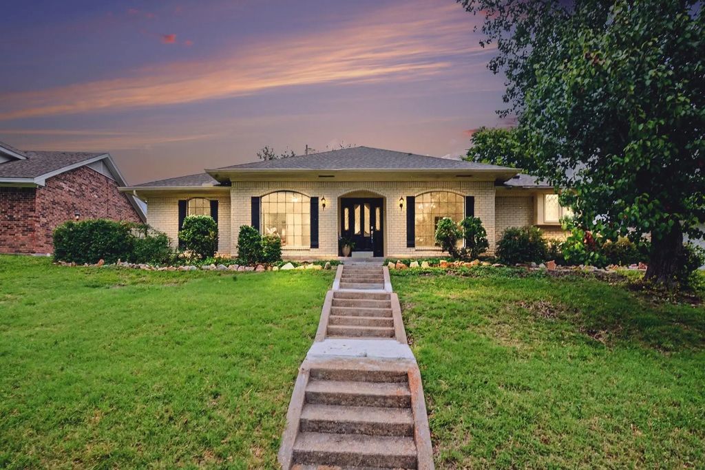 1702 Surrey Court, Garland