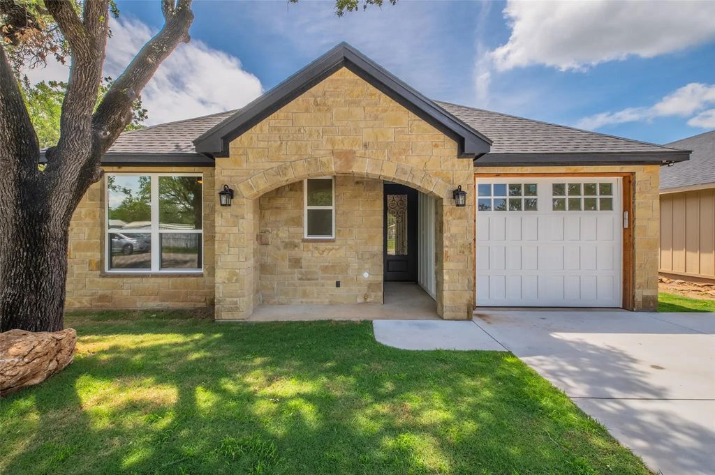 2719 Sycamore Court, Granbury
