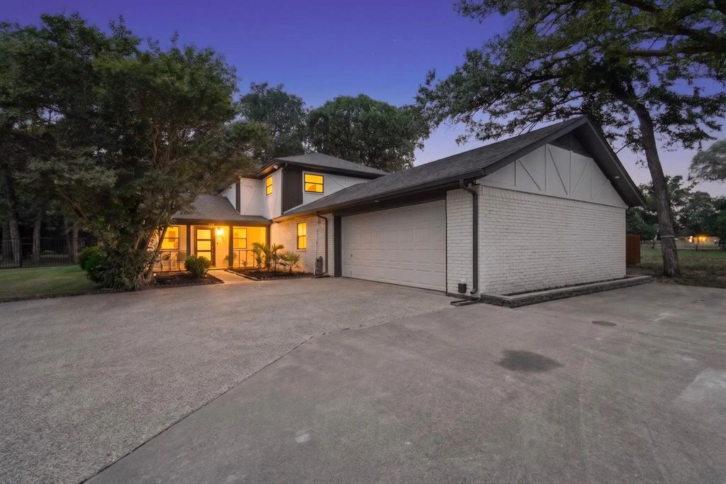 150 S Woodland Trail, Double Oak