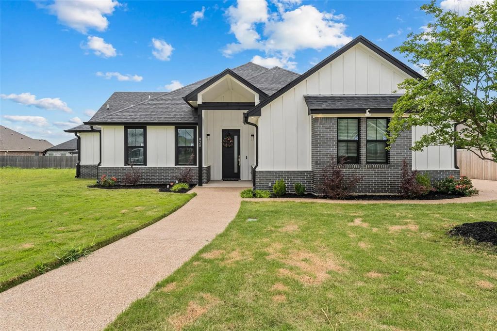 820 Forward Pass Drive, Hewitt
