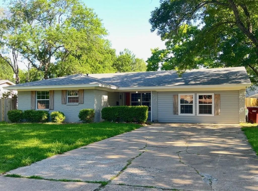 302 Glen Oaks Road, Bonham