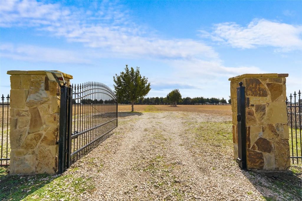 710 E Reindeer Road, Lancaster