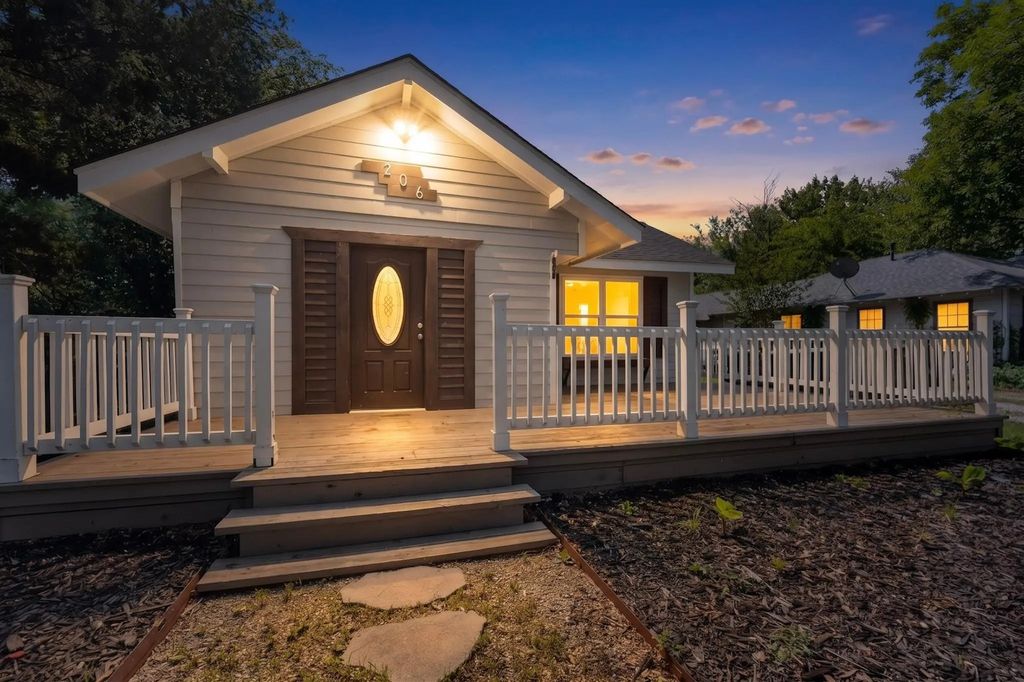 206 Farley Street, Waxahachie