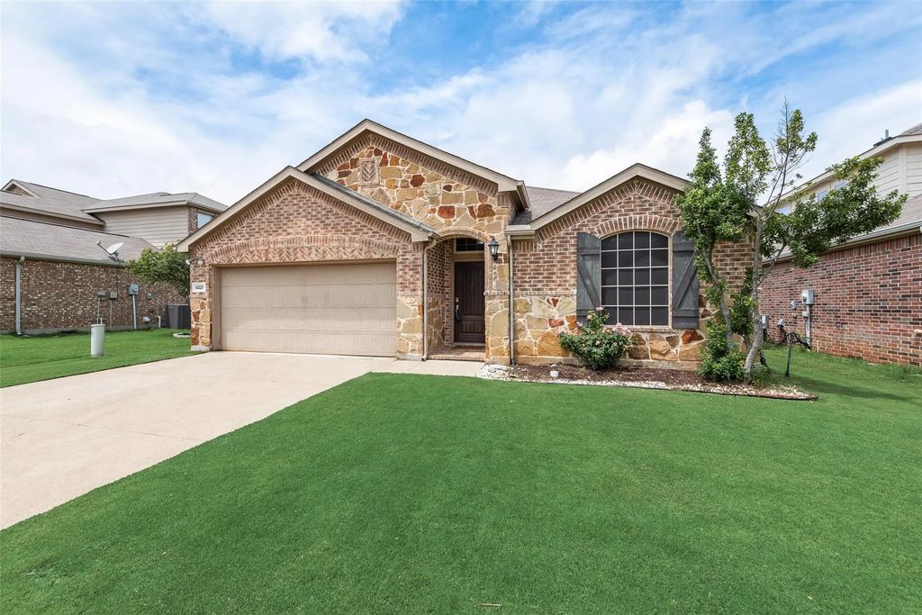 8221 Black Hills Trail, Aubrey