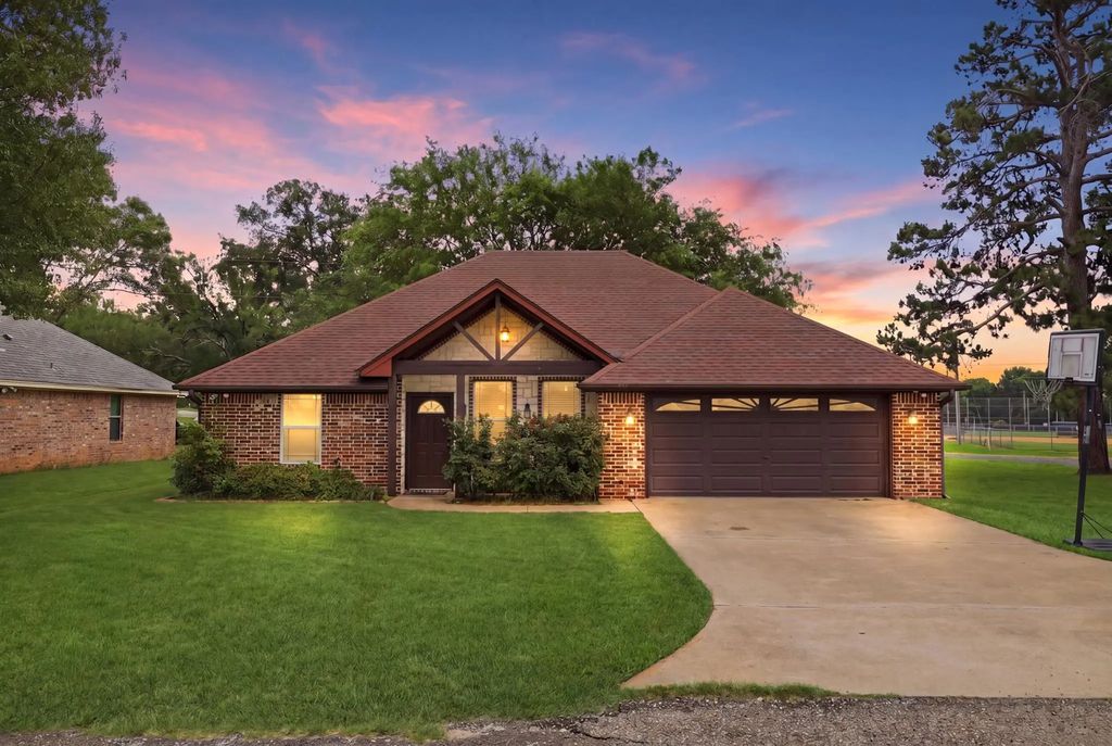 605 Penny Lane, Lindale
