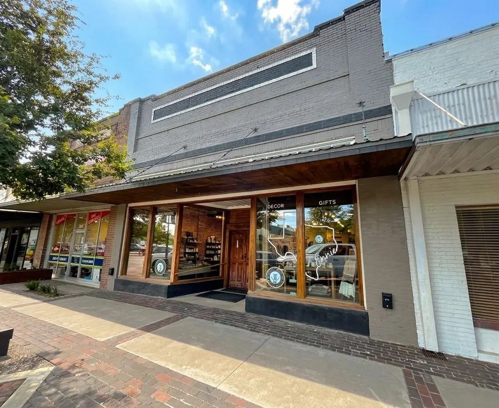 204 W Knox Street A, Ennis