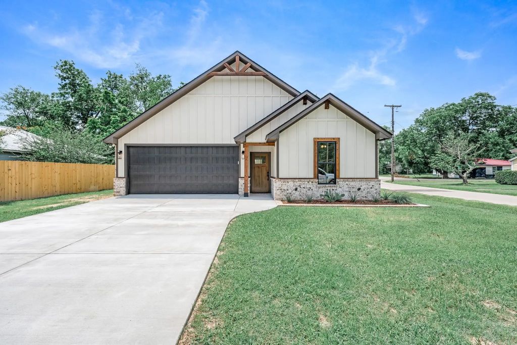 213 Turman Street, Mineola
