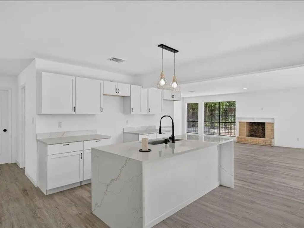 2402 E Overton Road, Dallas