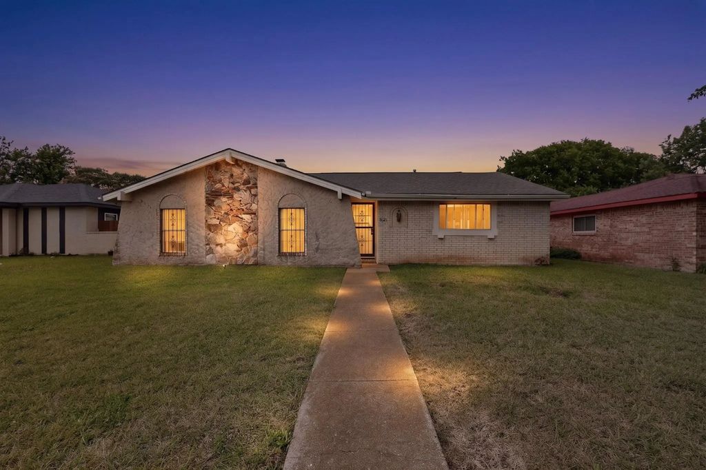 821 Cherry Hills Drive, Lancaster