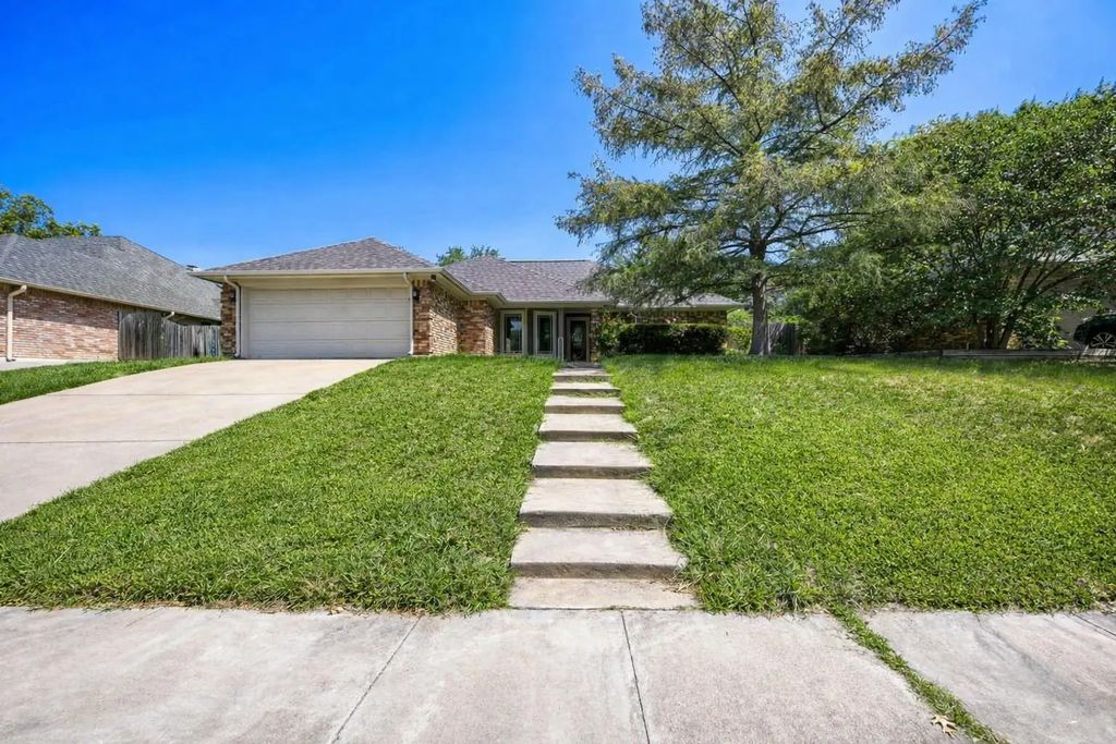 10104 Stoneleigh Drive, Benbrook