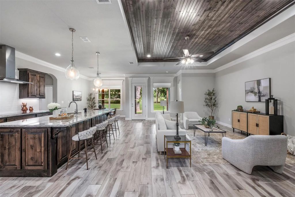 10301 Ravenswood Road, Granbury